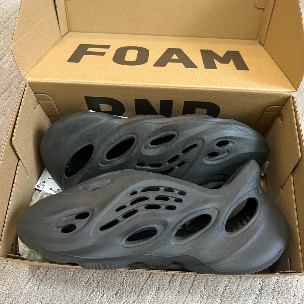 Yeezy Foam Runner - Black size 8